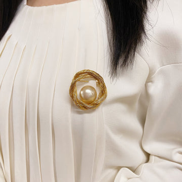 CHANEL Pearl brooch